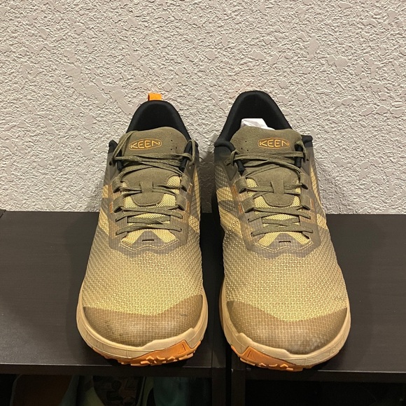 KEEN Men's Green and Tan Athletic Shoes - Picture 2 of 8